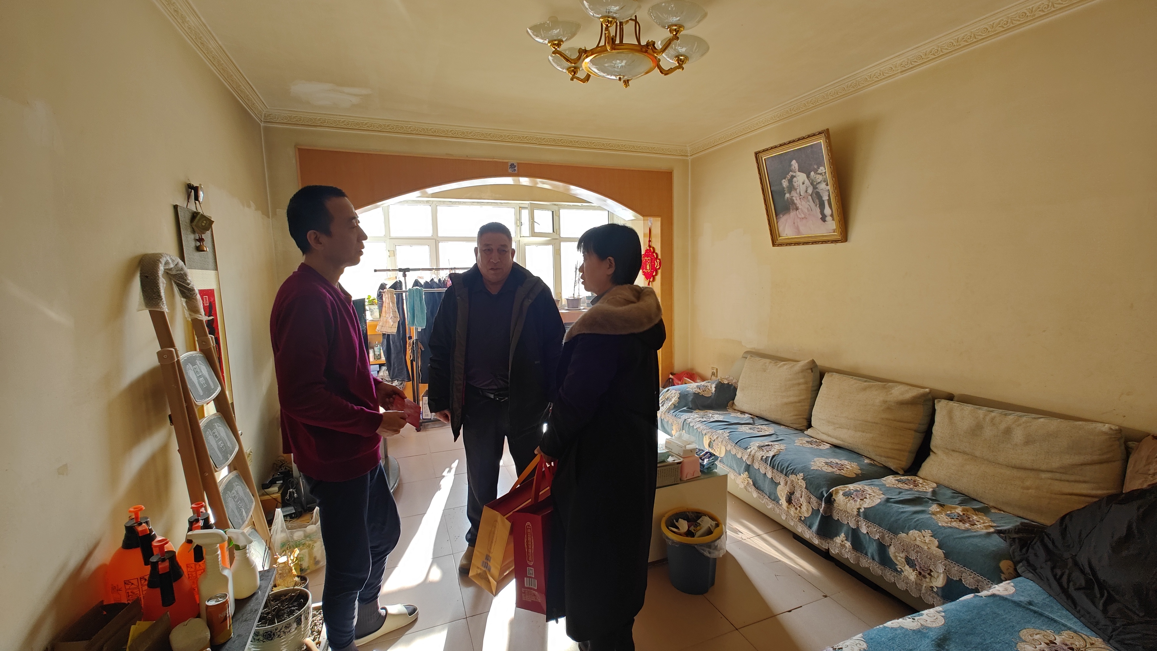 寒冬送關(guān)懷 華春集團(tuán)慰問(wèn)患病員工